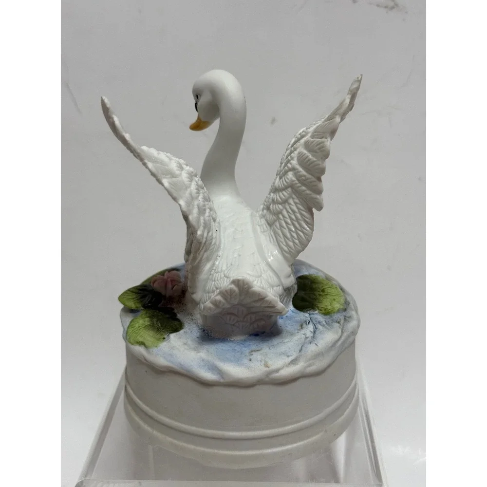 Vintage Porcelain Swan‎ Music Box Rotating Figurine White Bird Lily Pad Matte